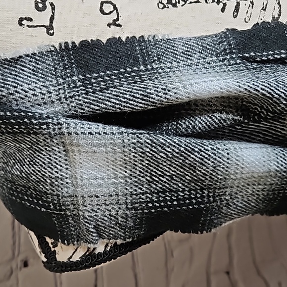 Old Navy Black/White Plaid Fringed Scarf - Picture 2 of 4